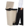 Bežový pedálový kontajner 87L Rubbermaid Step-On: Odolnosť a hygiena