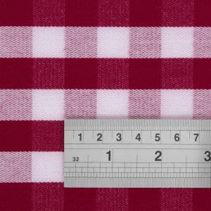 Štvorcový obrus s červenými kockami z polyesteru 1780 x 1780mm - Mitre Essentials - Fourniresto