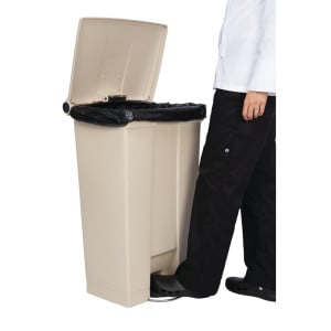 Bežový pedálový kontajner 87L Rubbermaid Step-On: Odolnosť a hygiena
