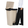 Bežový pedálový kontajner 87L Rubbermaid Step-On: Odolnosť a hygiena