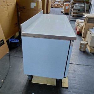 Table Réfrigérée 3 Portes GN1/1 - Profondeur 700 avec Dosseret - Dynasteel