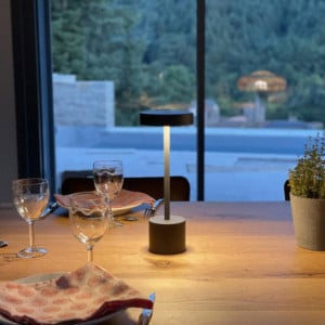 Hliníková dotyková stolná lampa - Roby Rock - Lumisky